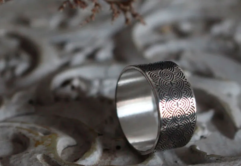 La porte du passé, bague spirales et cercles néolithiques en argent