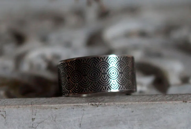 La porte du passé, bague spirales et cercles néolithiques en argent