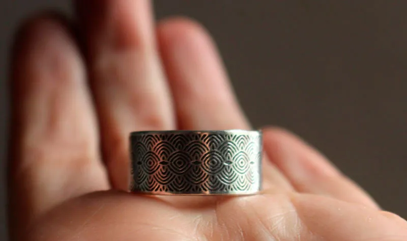 La porte du passé, bague spirales et cercles néolithiques en argent