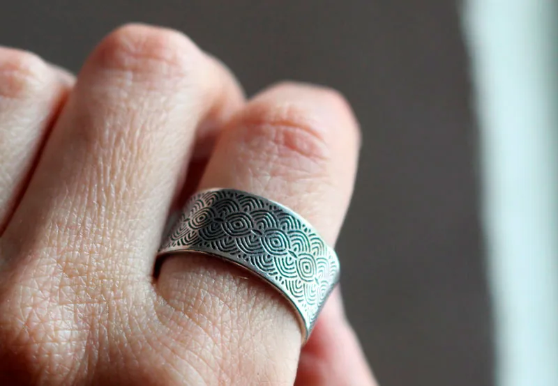 La porte du passé, bague spirales et cercles néolithiques en argent