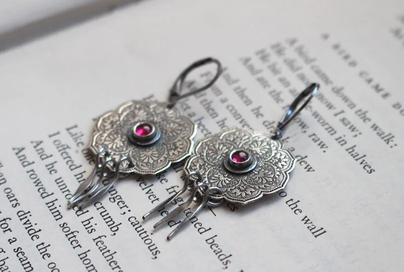 La rose d’orient, boucles d’oreilles rosace orientale en argent et rubis
