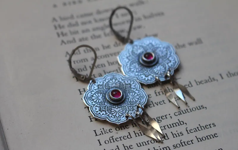 La rose d’orient, boucles d’oreilles rosace orientale en argent et rubis