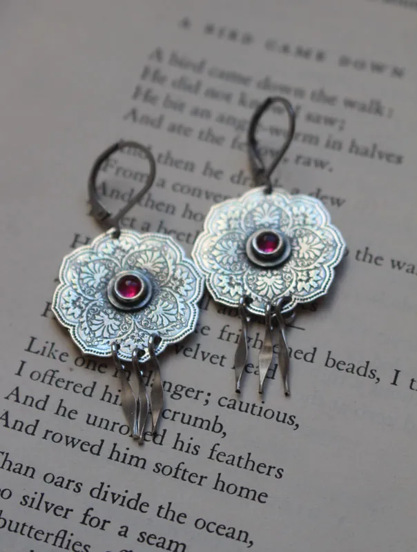 La rose d’orient, boucles d’oreilles rosace orientale en argent et rubis