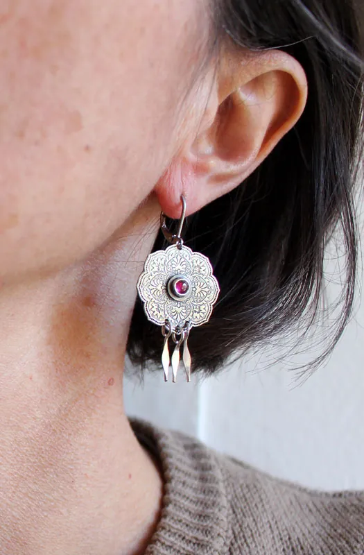 La rose d’orient, boucles d’oreilles rosace orientale en argent et rubis