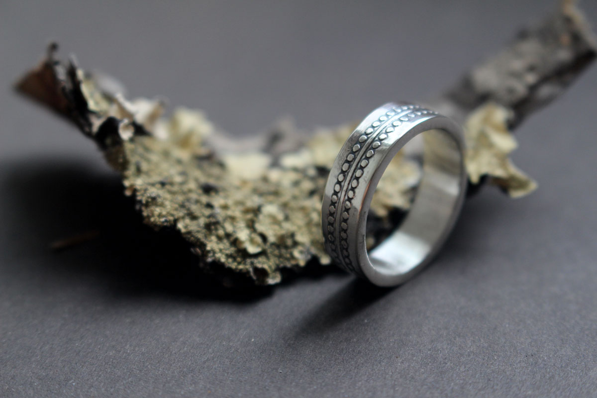 La roue du temps, bague chronologie memento mori en argent