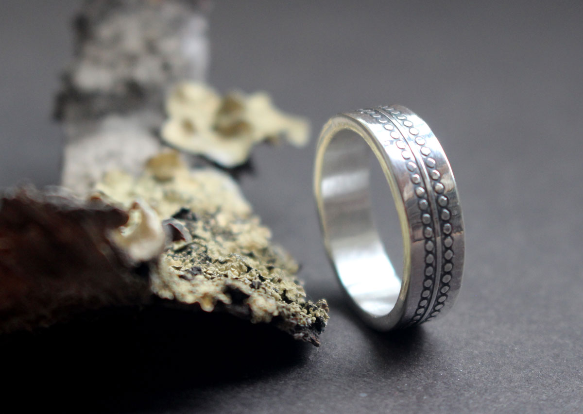 La roue du temps, bague chronologie memento mori en argent