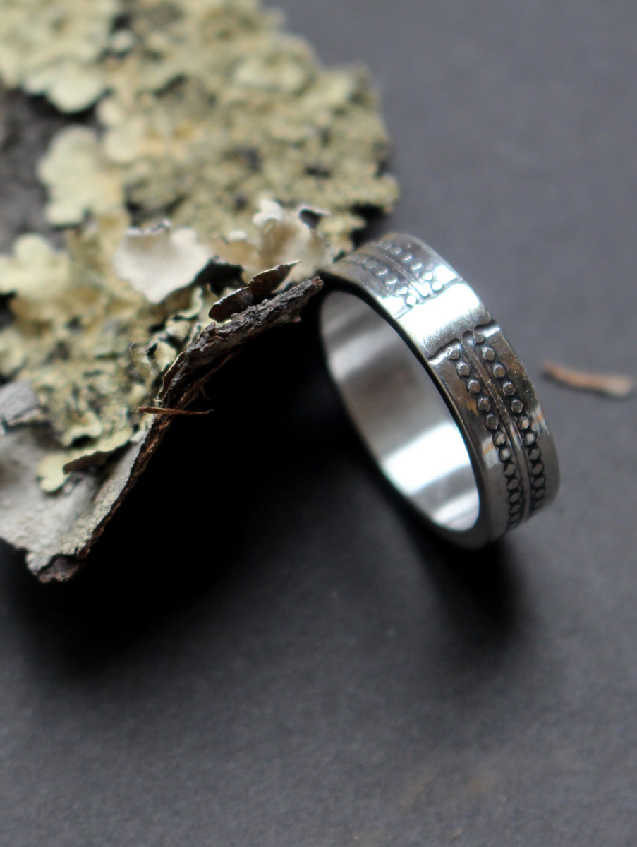 La roue du temps, bague chronologie memento mori en argent