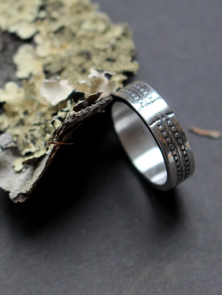 La roue du temps, bague chronologie memento mori en argent
