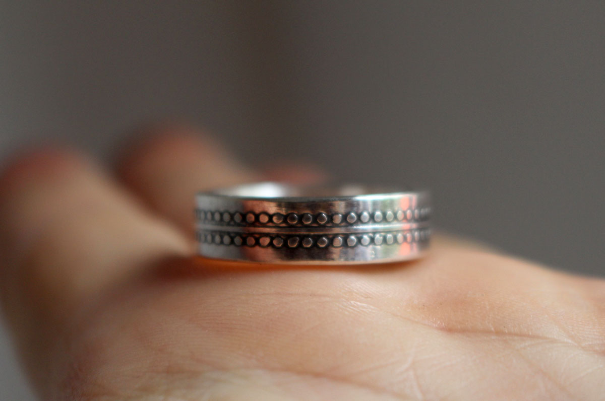 La roue du temps, bague chronologie memento mori en argent