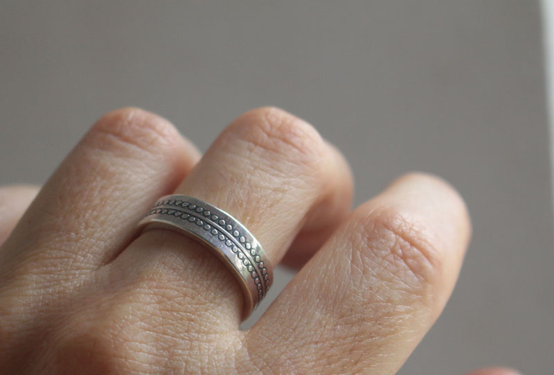 La roue du temps, bague chronologie memento mori en argent