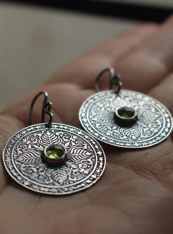 La terre, boucles d’oreilles mandala terrestre en argent et péridot