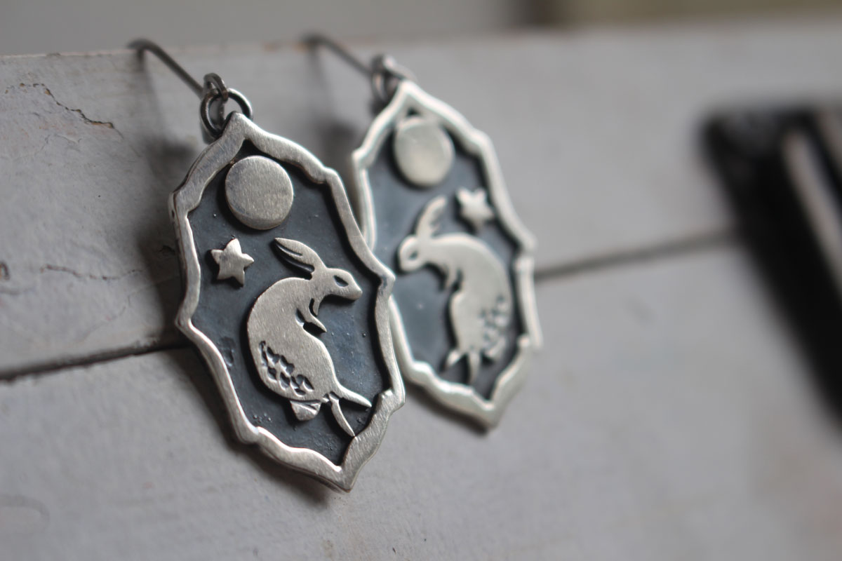 Lapin lunaire, boucles d’oreilles danse nocturne sous la lune en argent