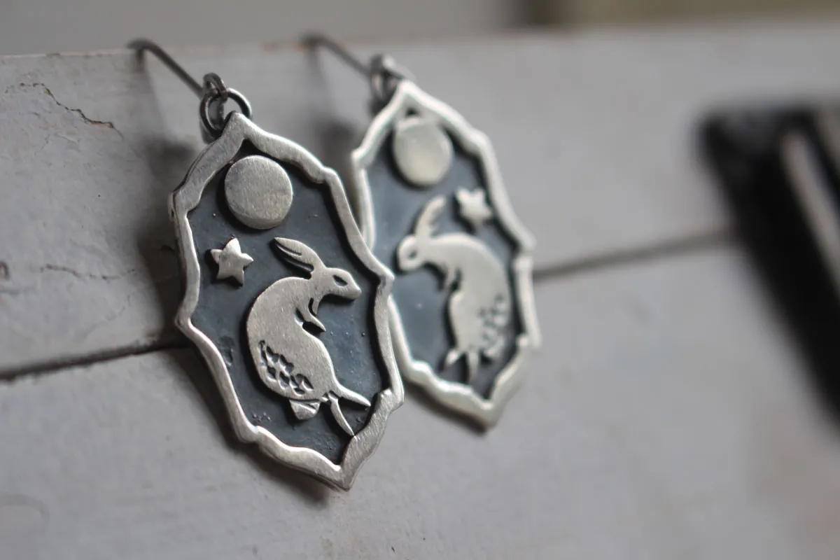 Lapin lunaire, boucles d’oreilles danse nocturne sous la lune en argent