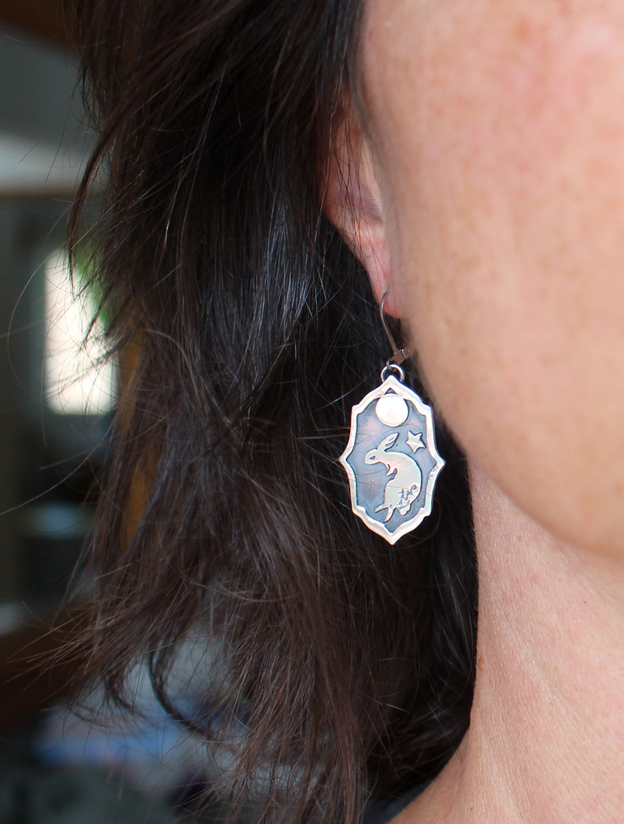 Lapin lunaire, boucles d’oreilles danse nocturne sous la lune en argent