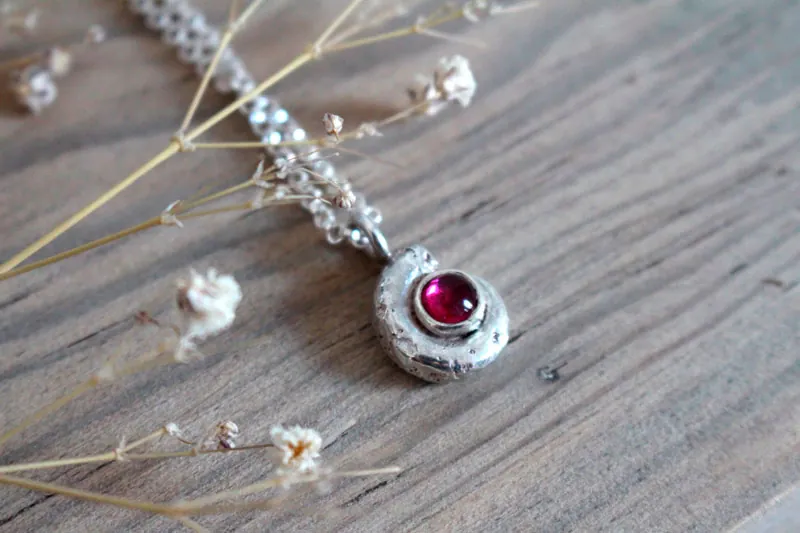 Le berceau de la vie, collier nautilus Ammonite et pierre de naissance en argent et rubis