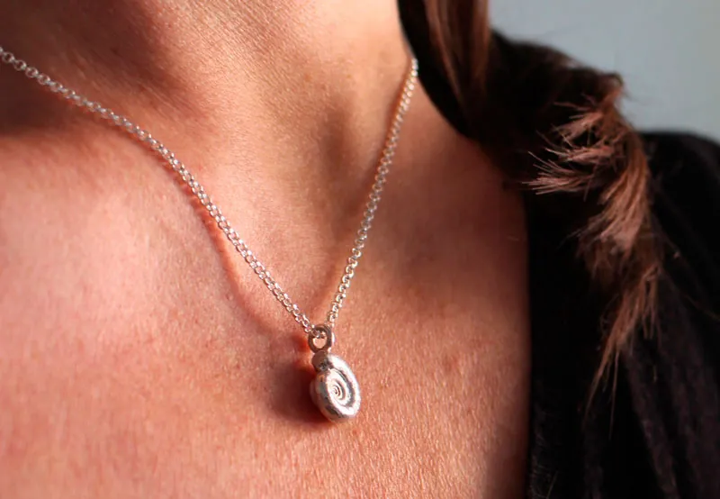 Le berceau de la vie, collier nautilus Ammonite et pierre de naissance en argent et rubis