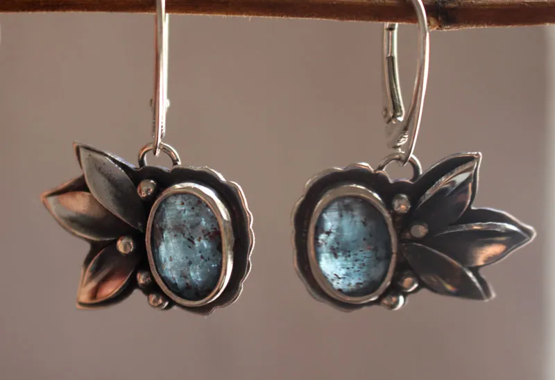 Le chant des fleurs, boucles d’oreilles botanique en argent et disthène