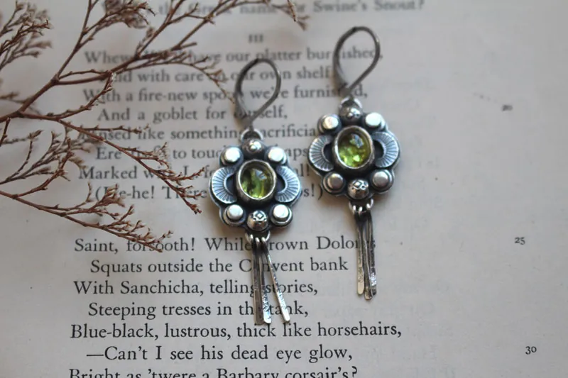 Le chant des lucioles péridot, boucles d’oreilles guide insecte en argent et péridot