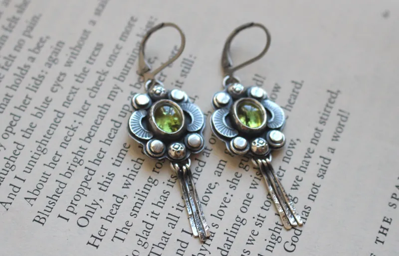 Le chant des lucioles péridot, boucles d’oreilles guide insecte en argent et péridot