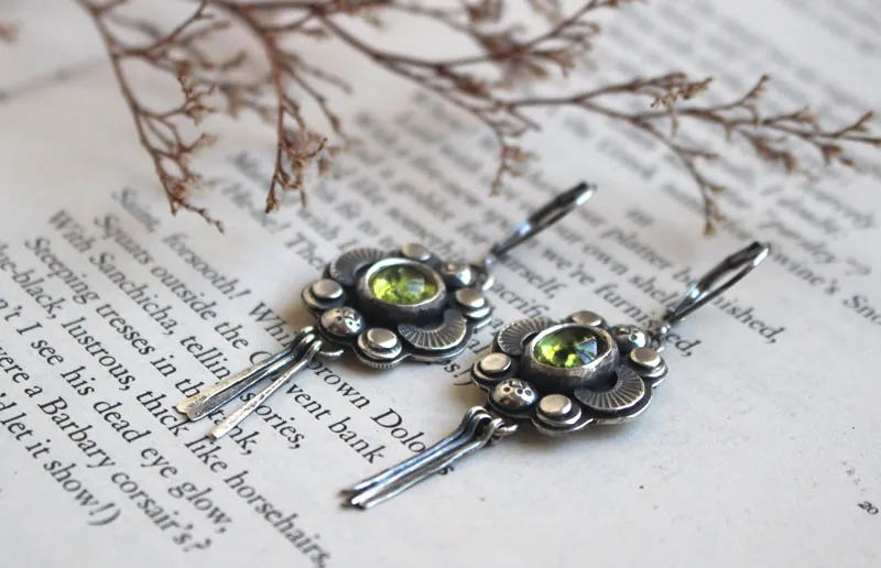 Le chant des lucioles péridot, boucles d’oreilles guide insecte en argent et péridot