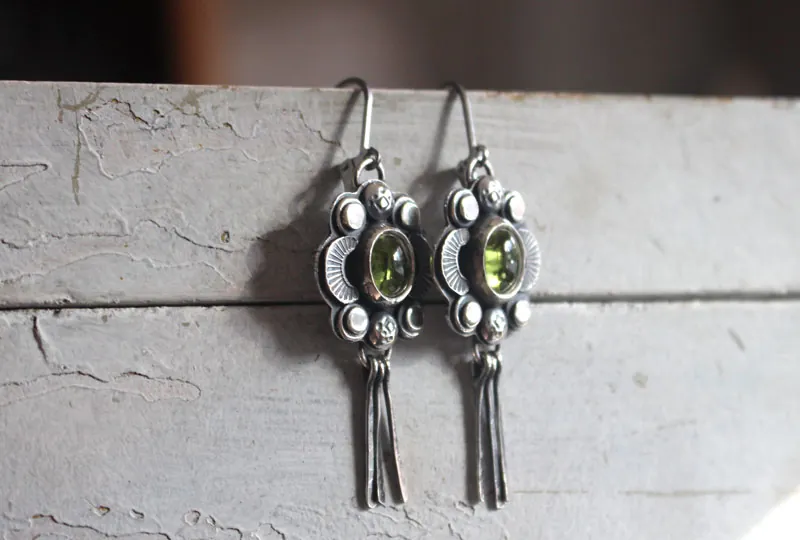 Le chant des lucioles péridot, boucles d’oreilles guide insecte en argent et péridot