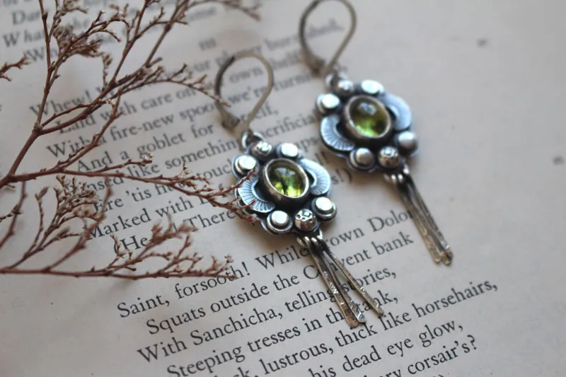 Le chant des lucioles péridot, boucles d’oreilles guide insecte en argent et péridot