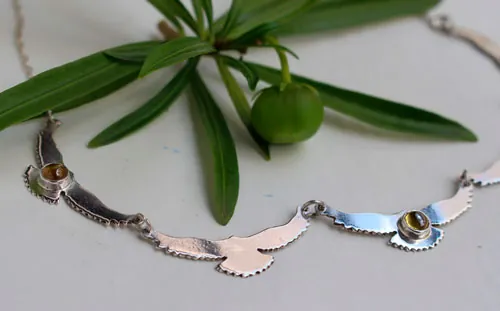 Le chant du soleil, collier oiseaux en argent et zircon jaune
