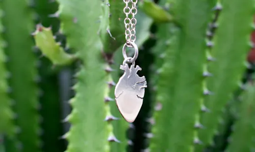 Le cœur de Frida, collier anatomie d’une artiste en argent