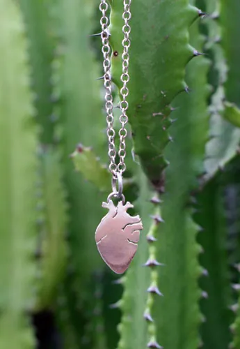 Le cœur de Frida, collier anatomie d’une artiste en argent