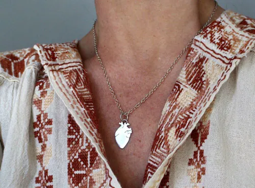 Le cœur de Frida, collier anatomie d’une artiste en argent