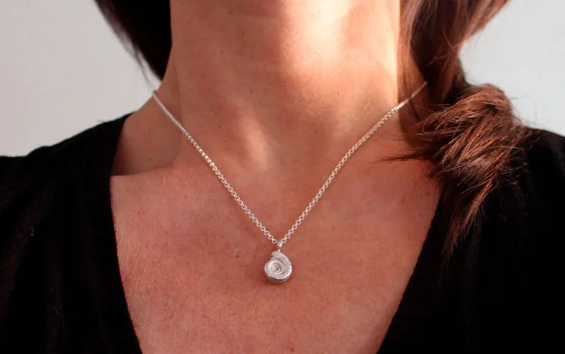 Le cycle de la vie, pendentif Ammonite éternelle en argent