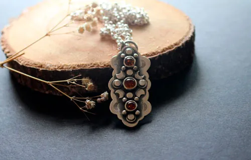 Le cycle des saisons, collier équinoxe d’automne en argent et ambre