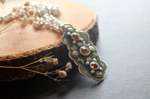 Le cycle des saisons, collier équinoxe d’automne en argent et ambre