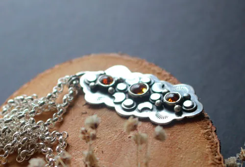 Le cycle des saisons, collier équinoxe d’automne en argent et ambre