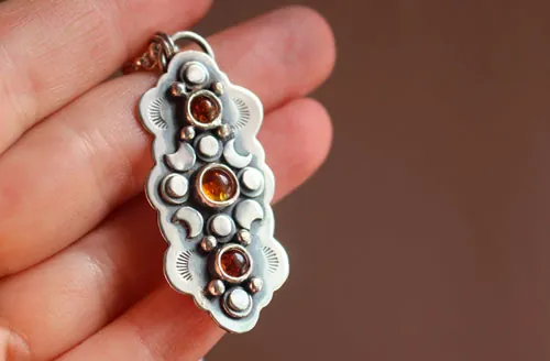 Le cycle des saisons, collier équinoxe d’automne en argent et ambre
