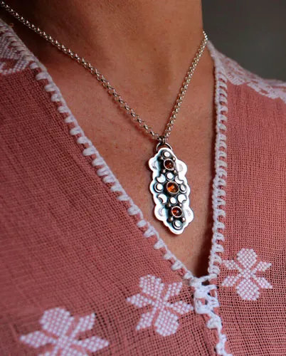 Le cycle des saisons, collier équinoxe d’automne en argent et ambre