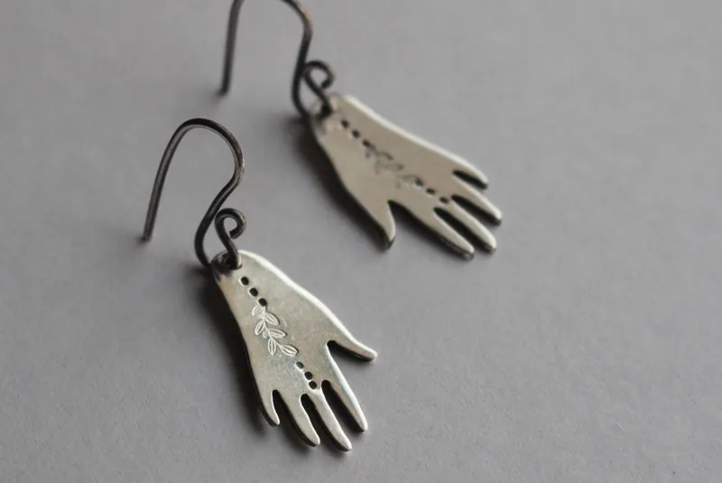 Le don de Gaïa, boucles d’oreilles main et feuille en argent