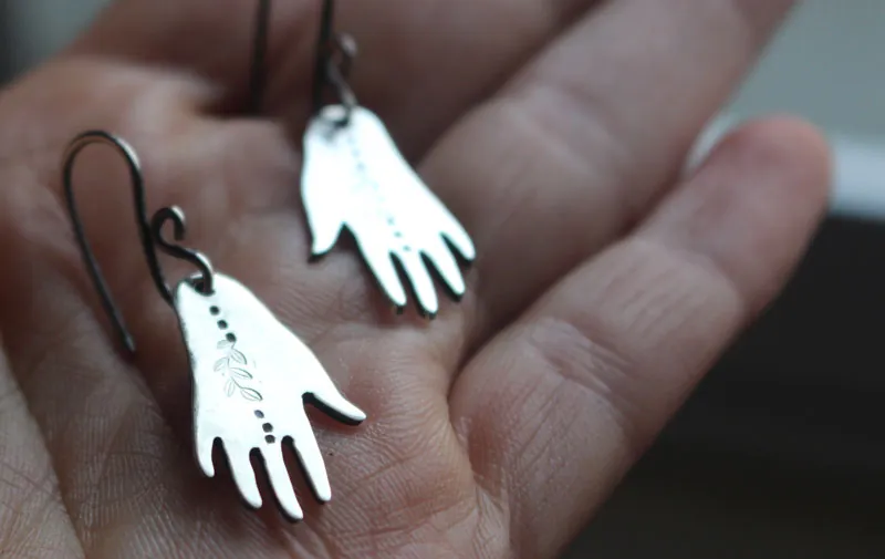 Le don de Gaïa, boucles d’oreilles main et feuille en argent