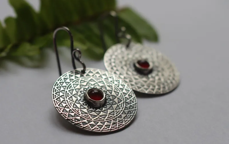 Le feu, boucles d’oreilles mandala ardent en argent et cornaline