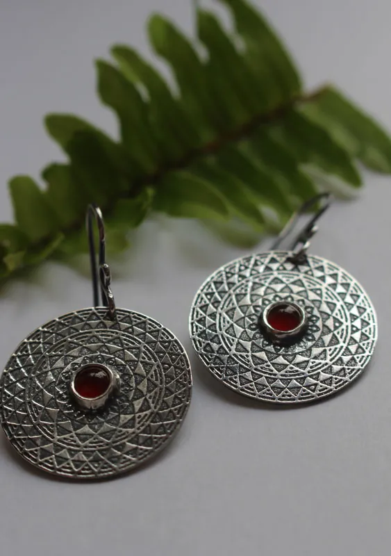 Le feu, boucles d’oreilles mandala ardent en argent et cornaline