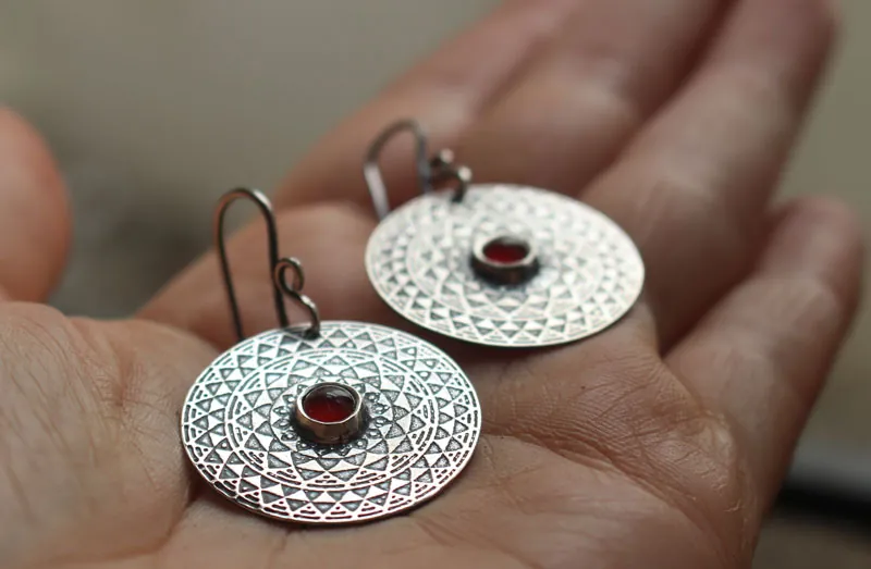 Le feu, boucles d’oreilles mandala ardent en argent et cornaline