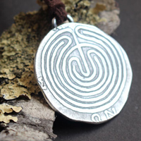 Le labyrinthe de Cnossos, pendentif monnaie grecque en argent
