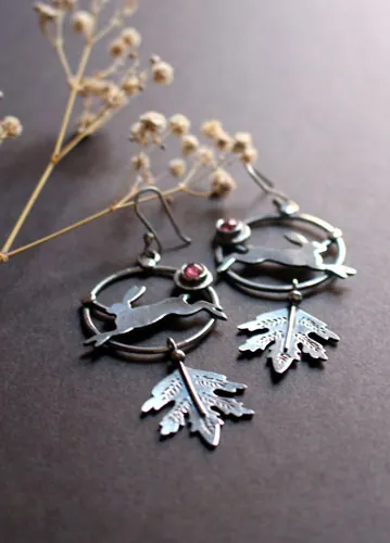 Le lièvre de l’aurore, boucles d’oreilles champêtre en argent et tourmaline rose
