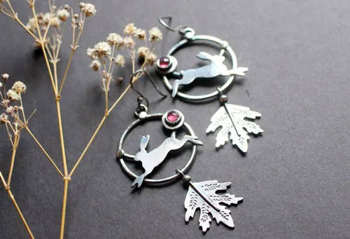 Le lièvre de l’aurore, boucles d’oreilles champêtre en argent et tourmaline rose