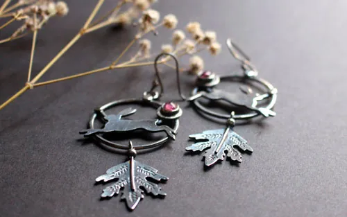 Le lièvre de l’aurore, boucles d’oreilles champêtre en argent et tourmaline rose