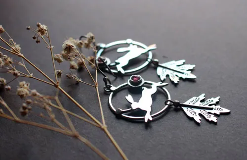 Le lièvre de l’aurore, boucles d’oreilles champêtre en argent et tourmaline rose