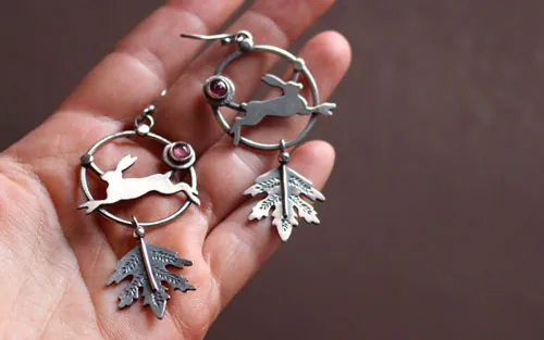 Le lièvre de l’aurore, boucles d’oreilles champêtre en argent et tourmaline rose