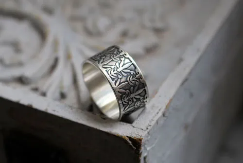 Le lys de Mucha, bague fleur de l’art nouveau en argent