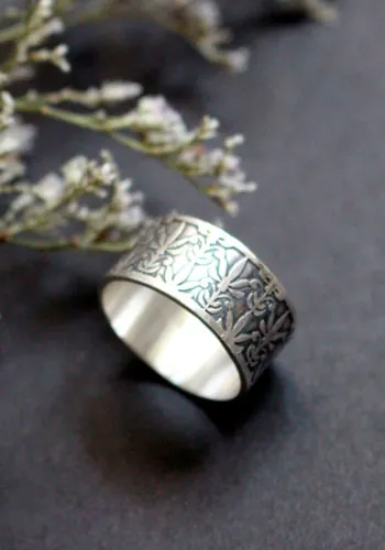 Le lys de Mucha, bague fleur de l’art nouveau en argent