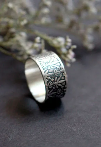 Le lys de Mucha, bague fleur de l’art nouveau en argent